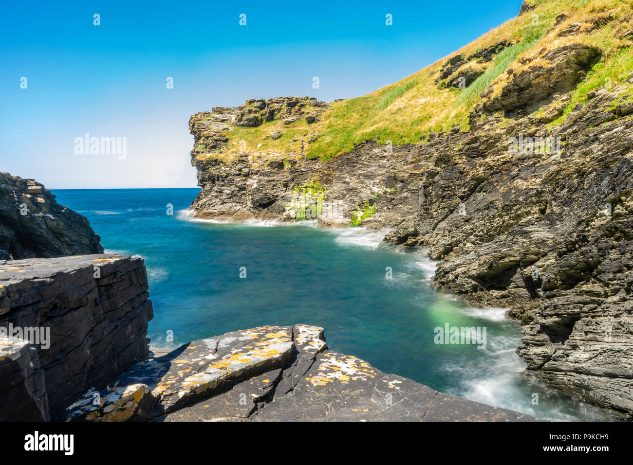 Rocky Valley View (A) mirando hacia el mar, al norte de Cornualles, Cornwall, Inglaterra, Reino Unido. Foto de stock