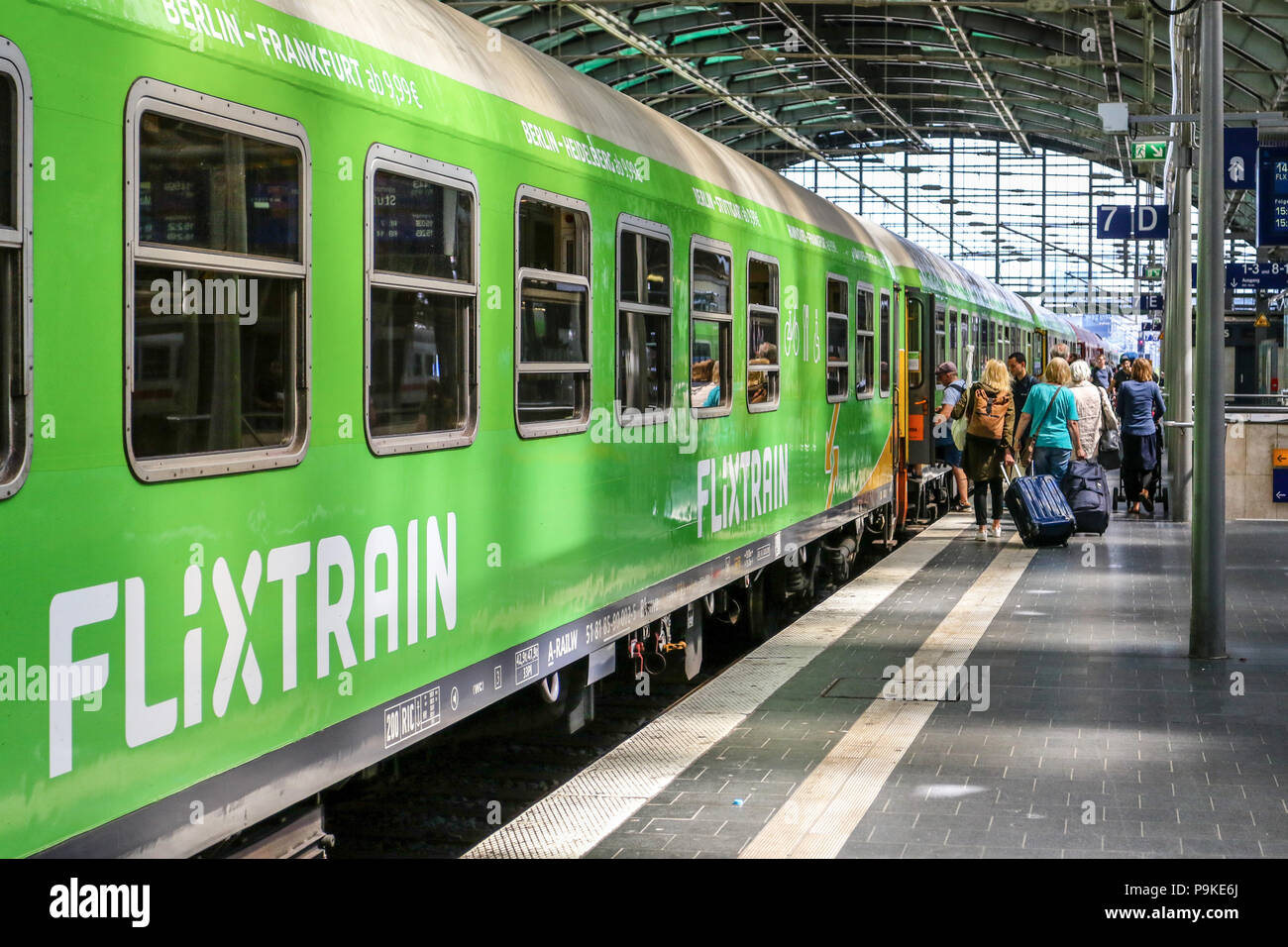 Flixtrain von Berlin nach Stuttgart am 13. Juli 2018 bei einem Zwischenhalt im Berliner Ostbahnhof. Foto de stock