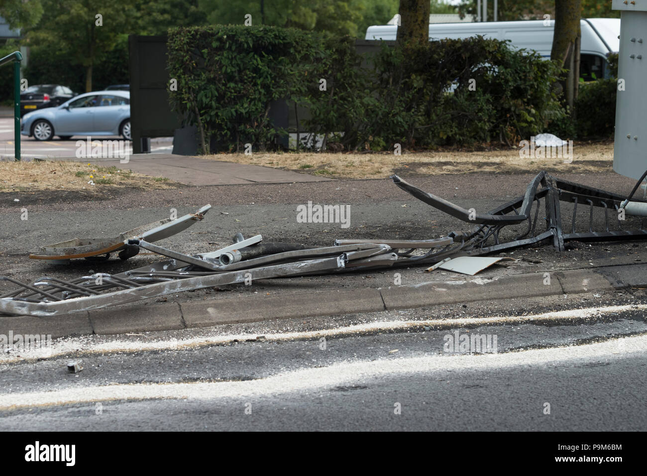A50, Uttoxeter, Staffordshire, Reino Unido. El 19 de julio de 2018. Una mezcladora de cemento que ha caído de un camión en el arcén de la carretera, en la rotonda de McDonalds, A50, Uttoxeter. Crédito: Richard Holmes/Alamy Live News Foto de stock
