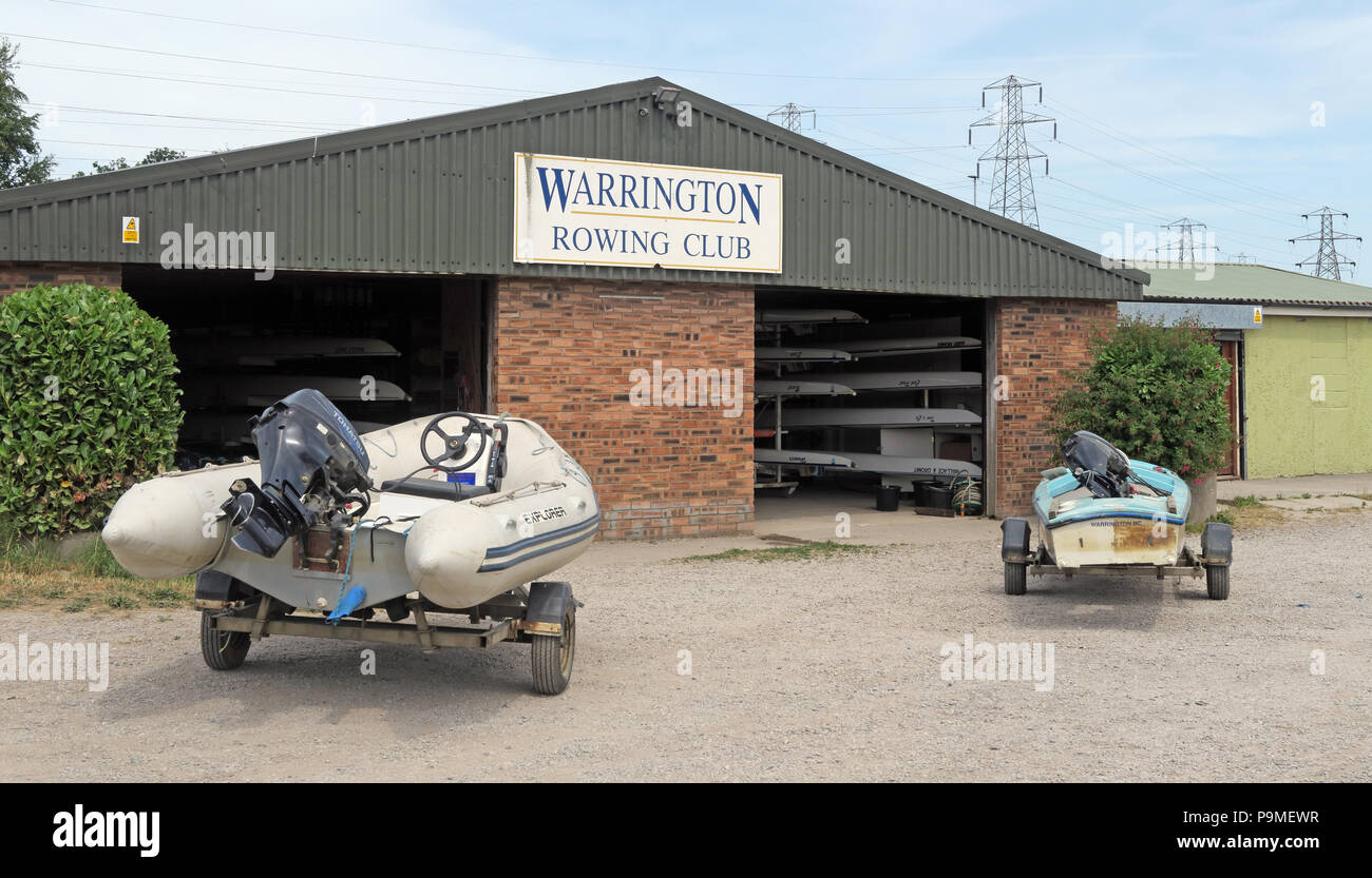 Club de Remo de Warrington, marea baja del río Mersey, verano 2018, Cheshire, el Noroeste de Inglaterra, Reino Unido. Foto de stock