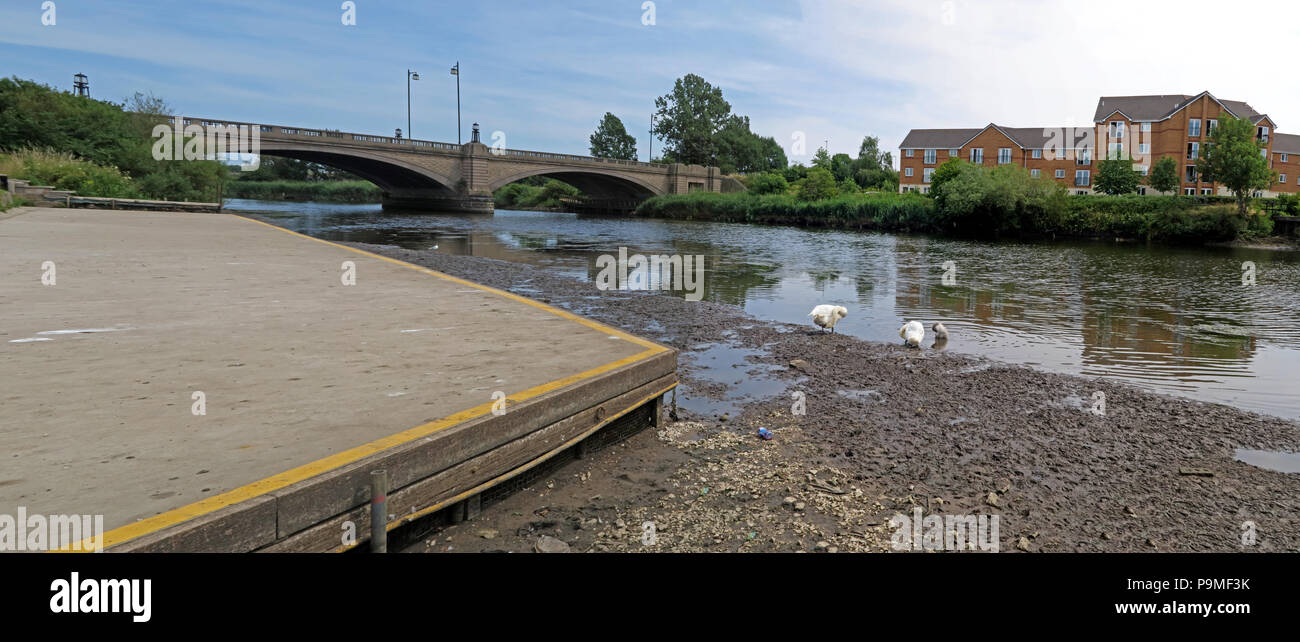Club de Remo Warrington pano, marea baja del río Mersey, verano 2018, Cheshire, el Noroeste de Inglaterra, Reino Unido. Foto de stock