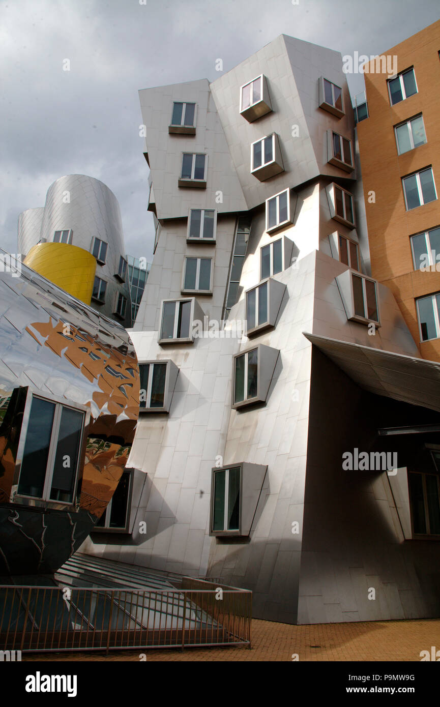 La Ray and Maria Stata Center en el Instituto de Tecnología de Massachusetts (MIT), diseñado por Frank Gehry Foto de stock