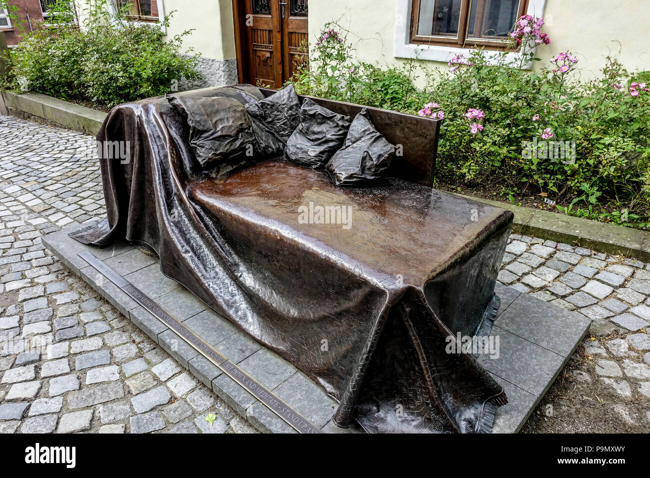 El sofá delante de la casa natal de Sigmund Freud, la casa-museo, Pribor, Moravia, República Checa Foto de stock