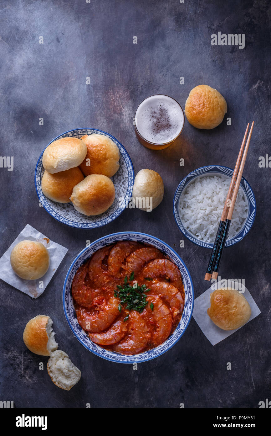 Spicy Shrimps con plato de arroz, bollos y cerveza, vista superior Foto de stock