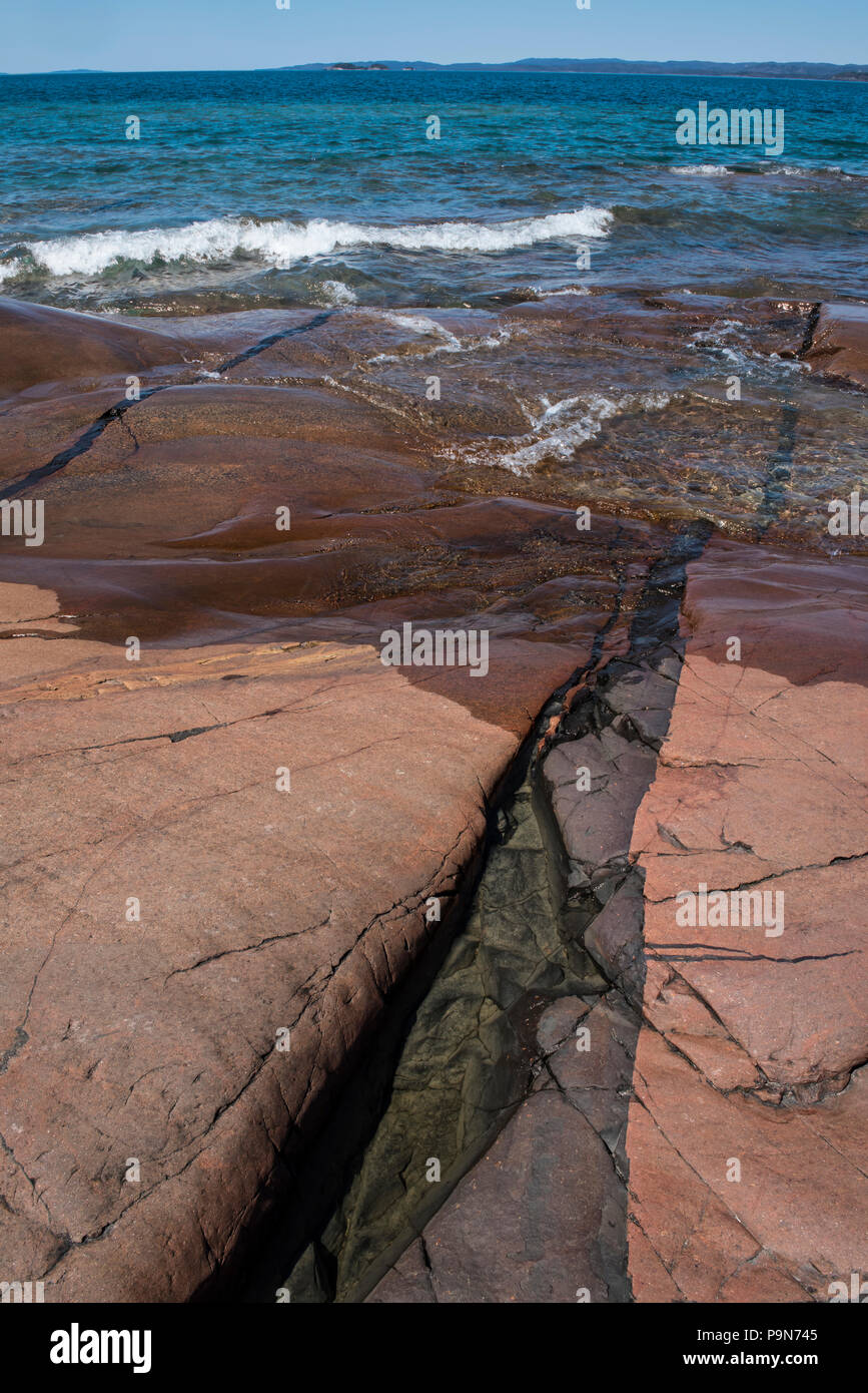 Dike Diabase intrusion, rock a lo largo del Lake Superior, Neys Provincial Park, en Ontario, Canadá, por Bruce Montagne/Dembinsky Foto Assoc Foto de stock