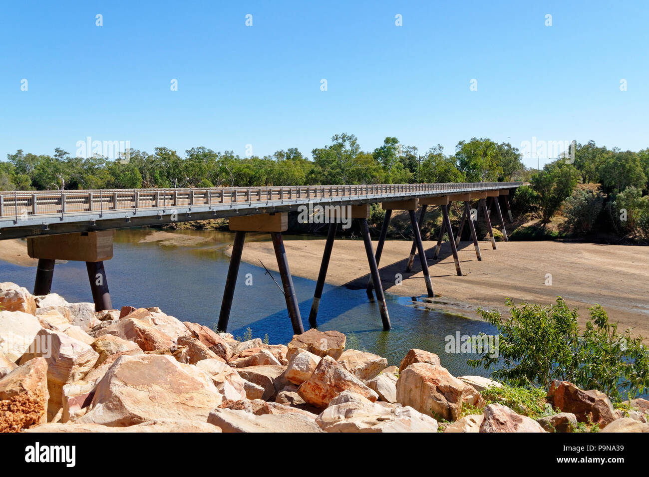 El tráfico por carretera puente sobre el río Fitzroy, Fitzroy Crossing, Kimberley, al noroeste de Australia Foto de stock