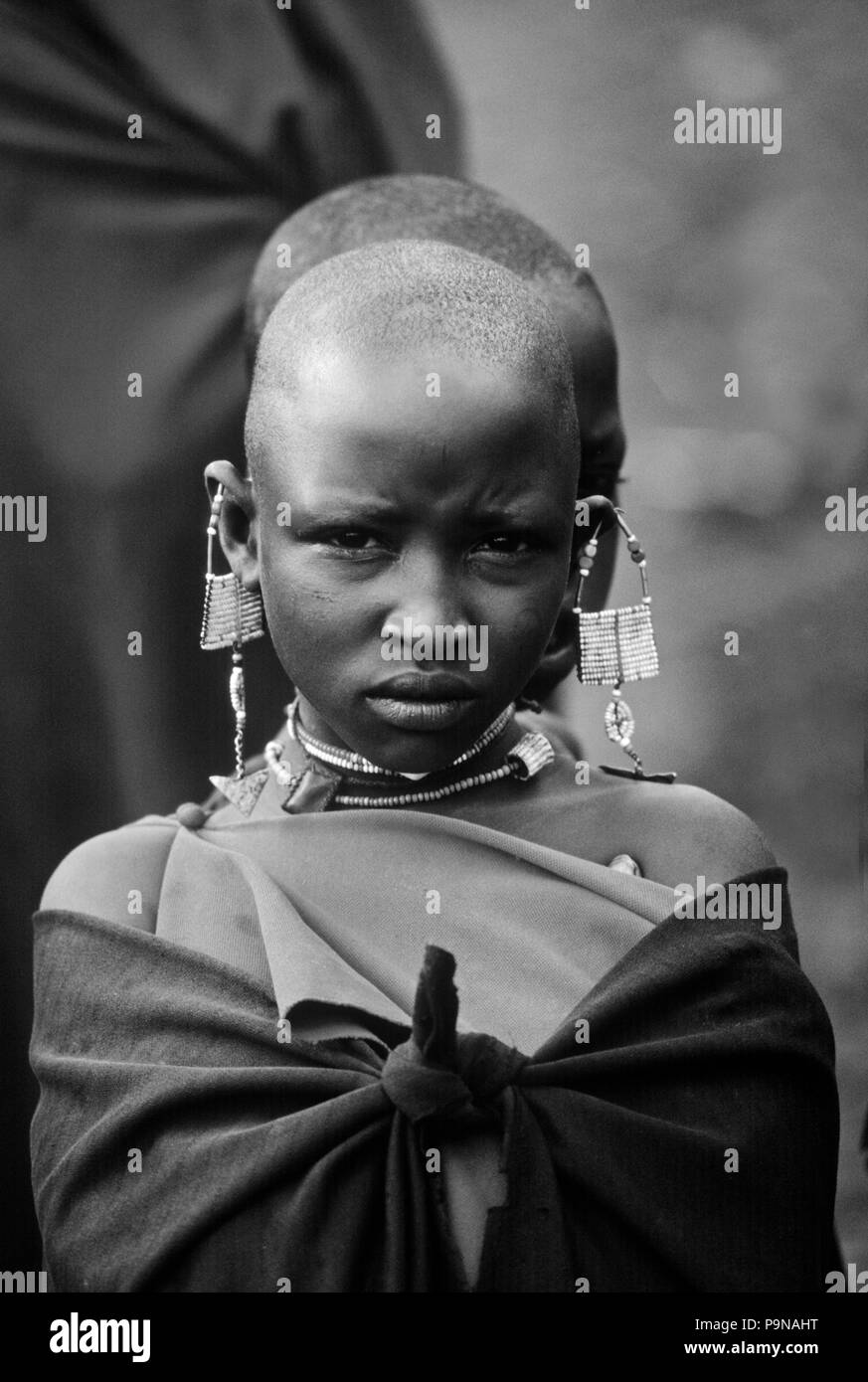 Un MASSAI chica en su aldea cerca de Ngorongoro Crater - TANZANIA Foto de stock