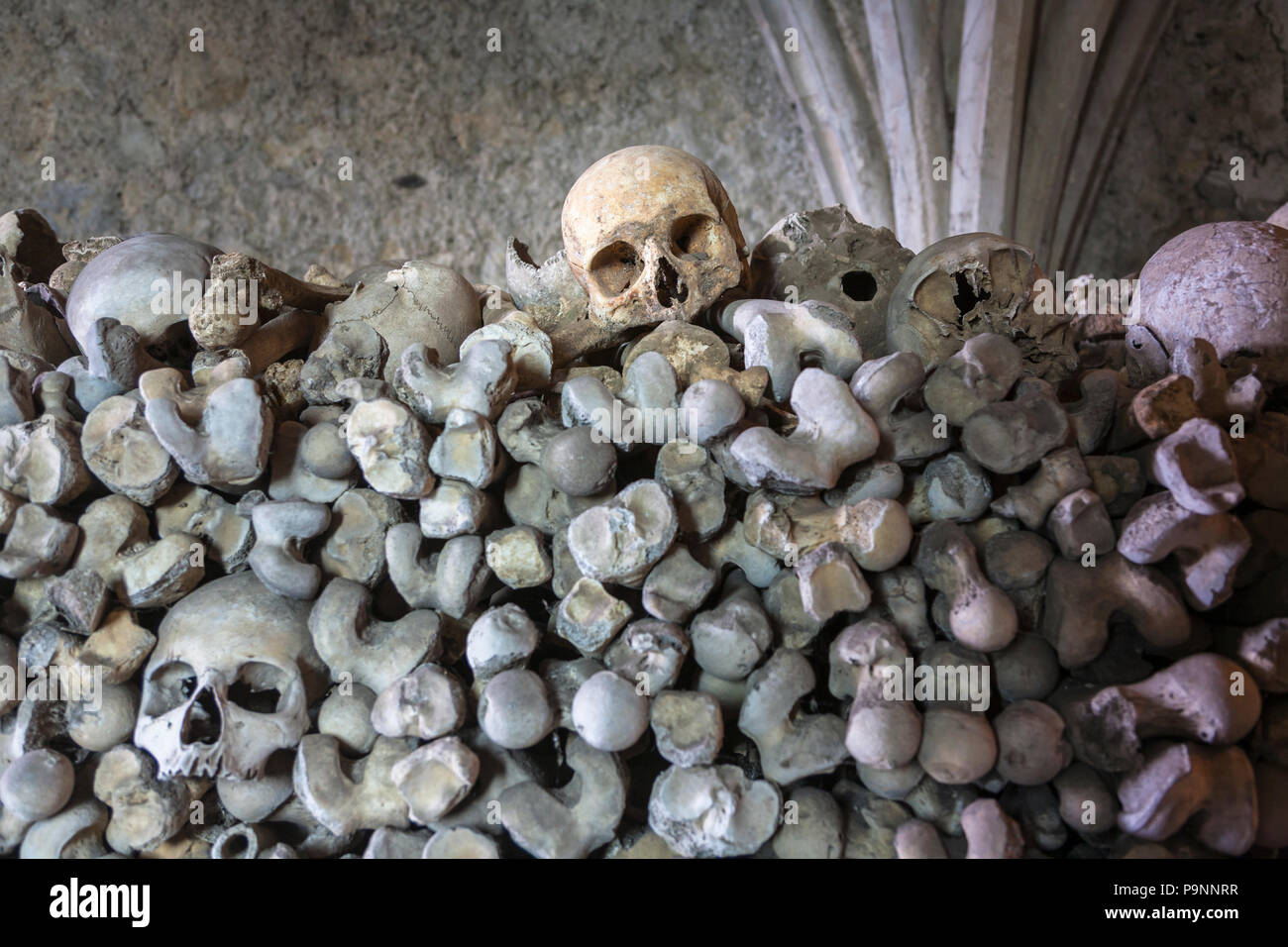 St Leonard's Church en el Cinque Port Town de Hythe, Kent contiene un raro osario con montones de cráneos y huesos humanos Foto de stock