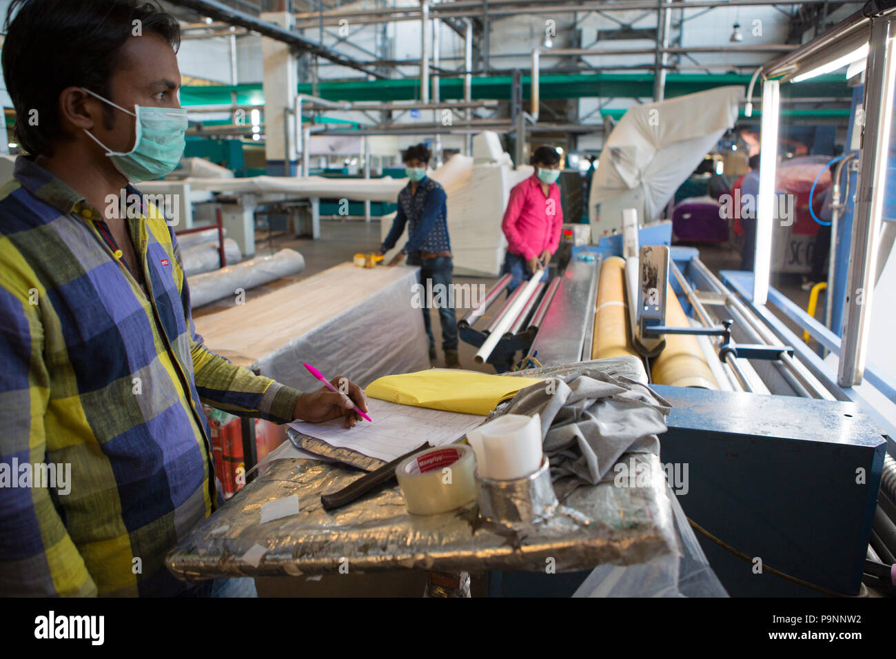 Algodón orgánico que se produce en una fábrica de prendas de vestir de  algodón orgánico, donde se utiliza para hacer la ropa, Indore, India  Fotografía de stock - Alamy