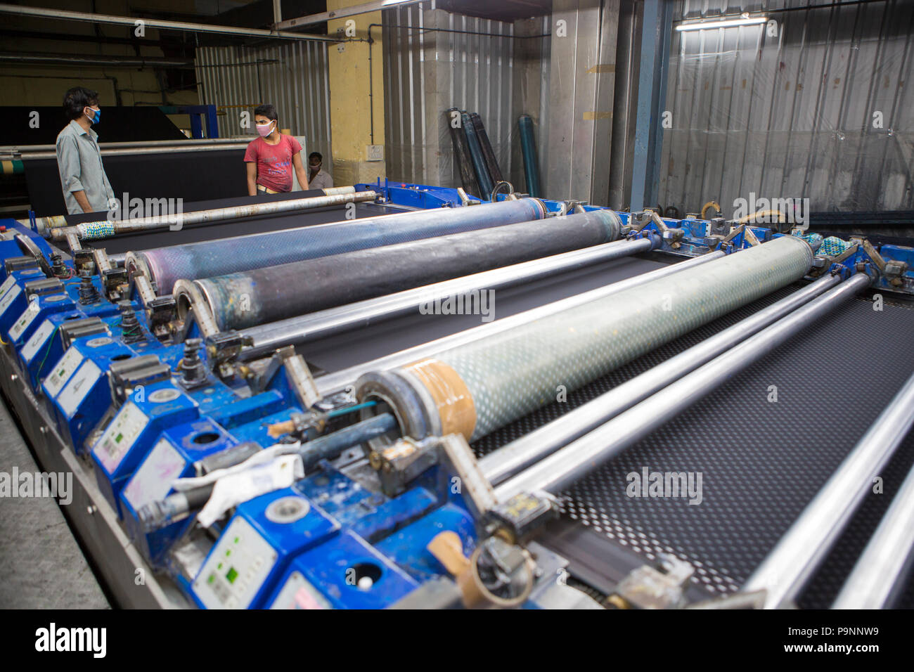 Una efectiva Psicológico Entretenimiento Algodón orgánico está teñido en una fábrica de prendas de vestir de algodón  orgánico, donde se utiliza para hacer la ropa, Indore, India Fotografía de  stock - Alamy