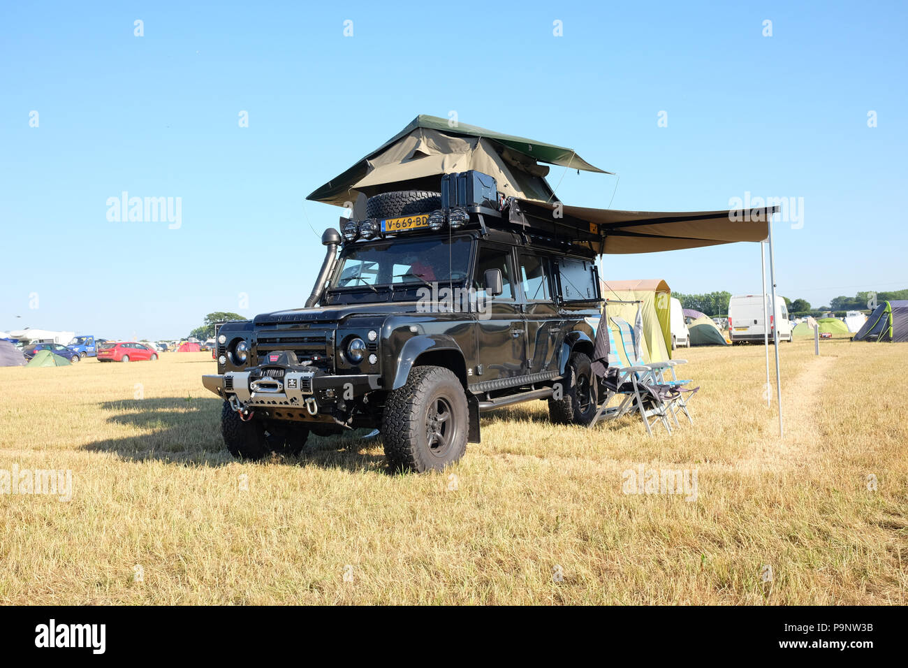 Julio 2018 - Land Rover 110 camper en el campo para el 25º Festival de Velocidad de Goodwood 25 años Foto de stock