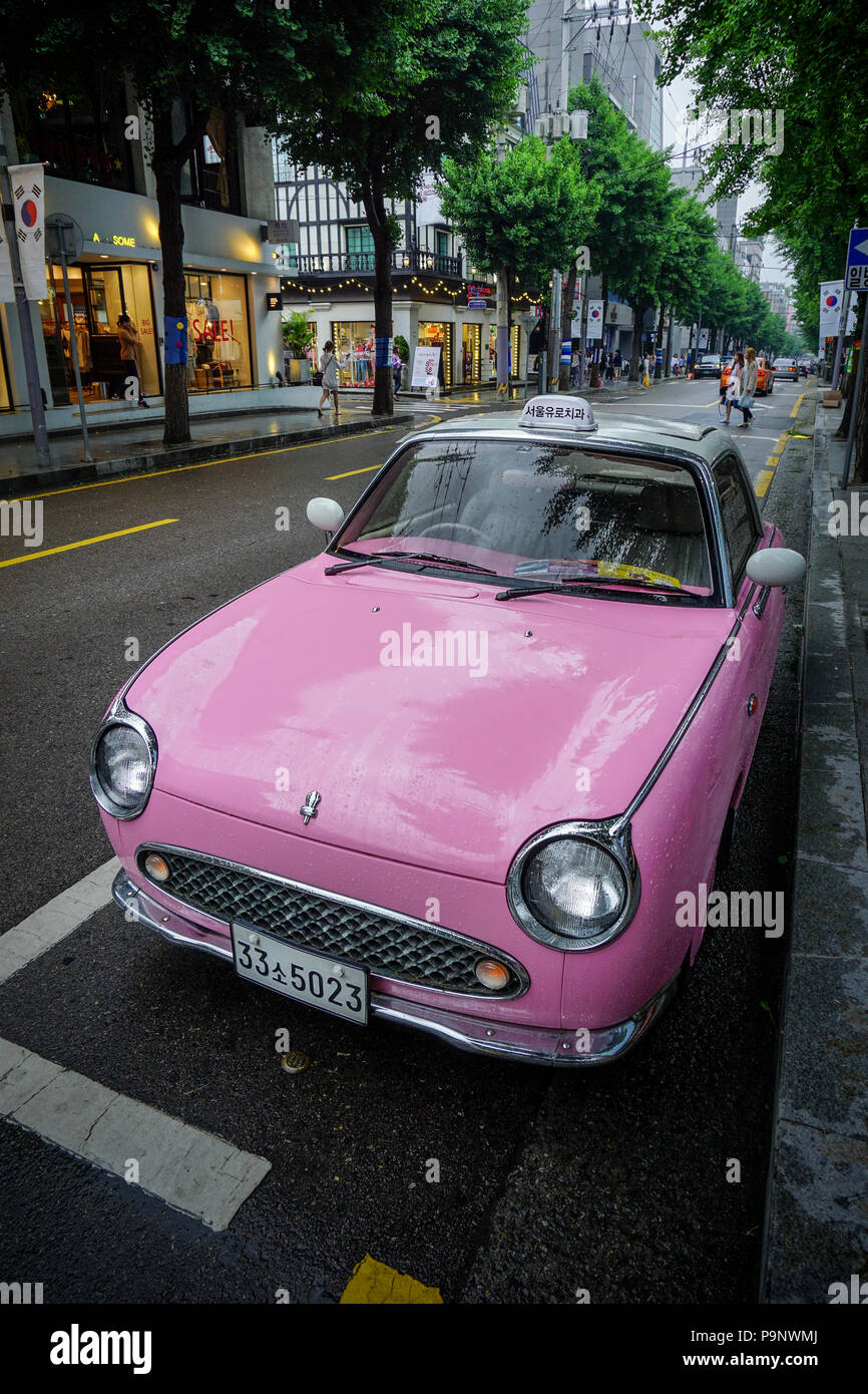 Seúl, Corea del Sur - Mayo 13, 2018 : cute little vintage rosa coche en la calle de Garosugil. Amor la calle escenas únicas en esta área. Foto de stock