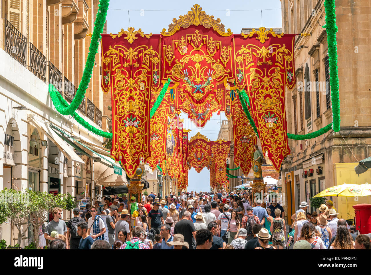 El 14 de julio de 2018 - La Valeta, Malta. Calles engalanadas con coloridas pancartas para la fiesta de San Agustín. Foto de stock