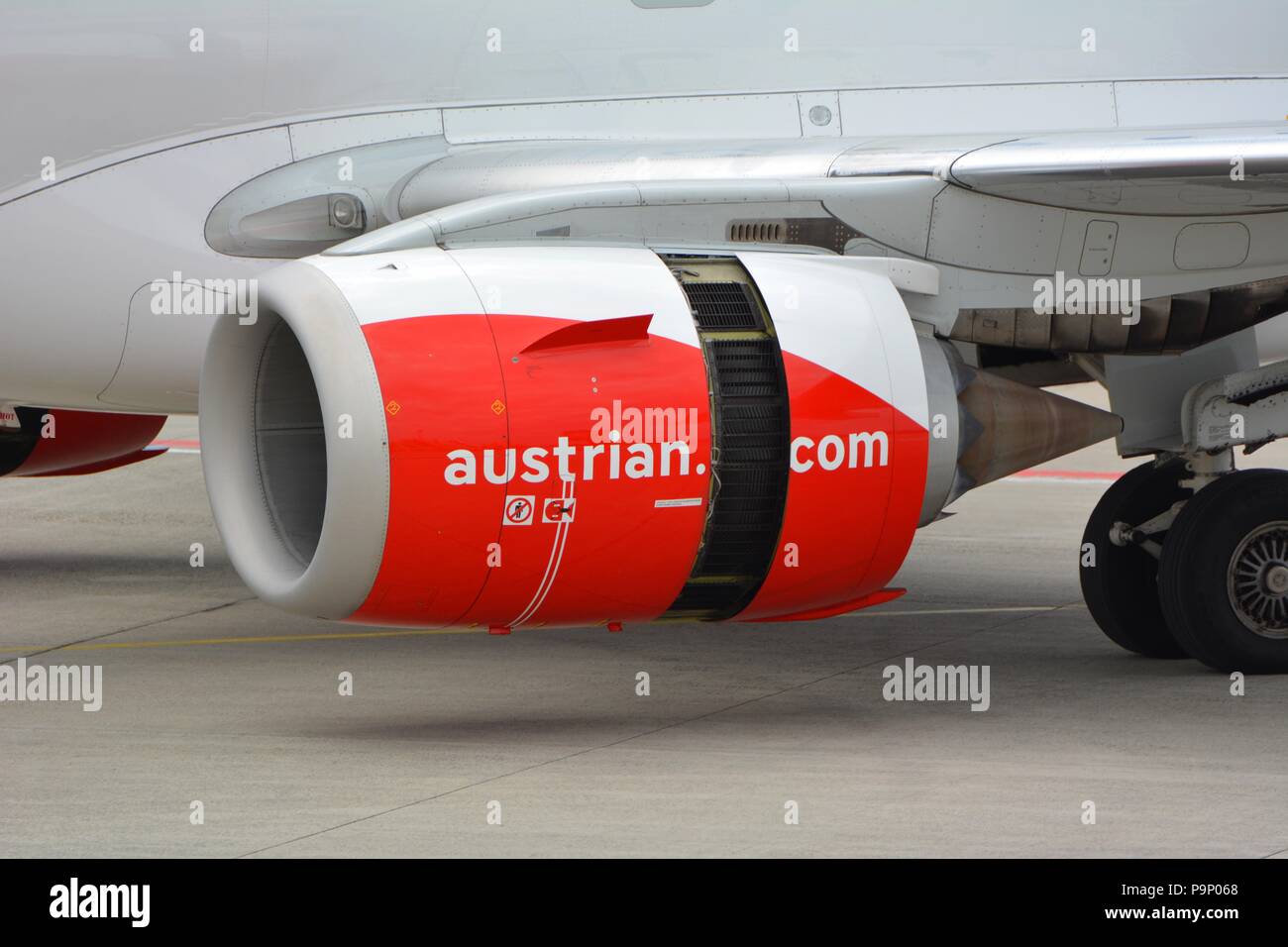 Retroceso de empuje durante el aterrizaje en el aeropuerto de Graz, LOWG, Austriaground Foto de stock