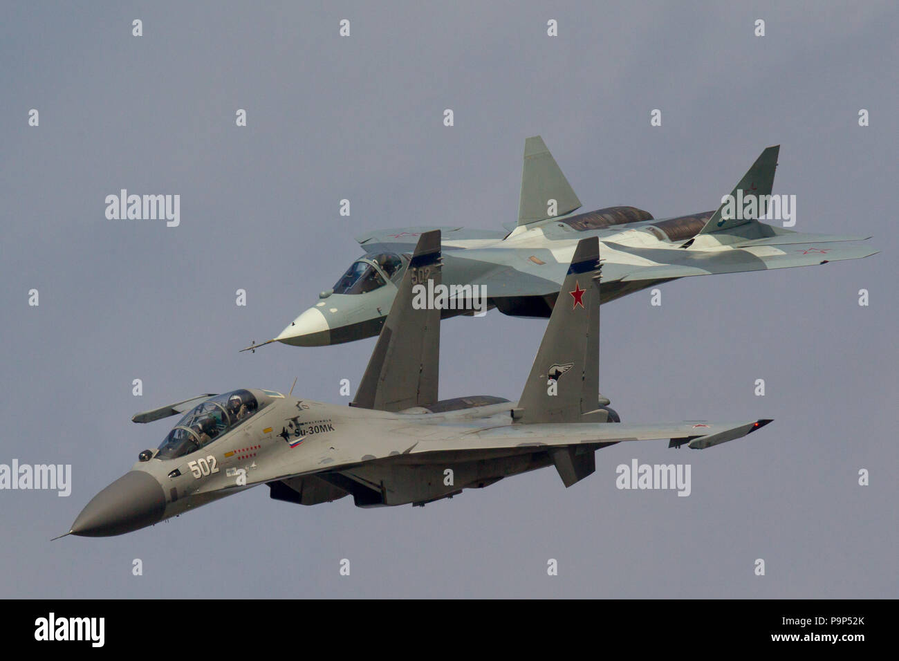 Sukhoi T-50 y Sukhoi Su-30MK aviones caza de la Fuerza Aérea rusa volar en formación en MAKS-2013 International Airshow cerca de Zhukovsky, Rusia Foto de stock