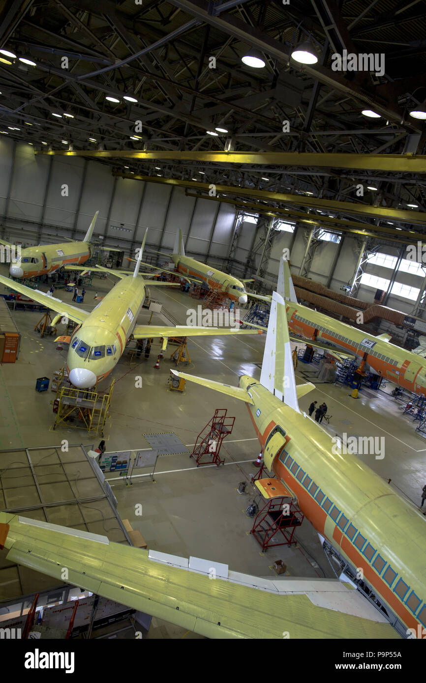 Aviones Superjet-100 fotografiado en el interior del hangar de ensamblaje final de aviones civiles Sukhoi sucursal en Komsomolsk-on-Amur, Rusia. Foto de stock