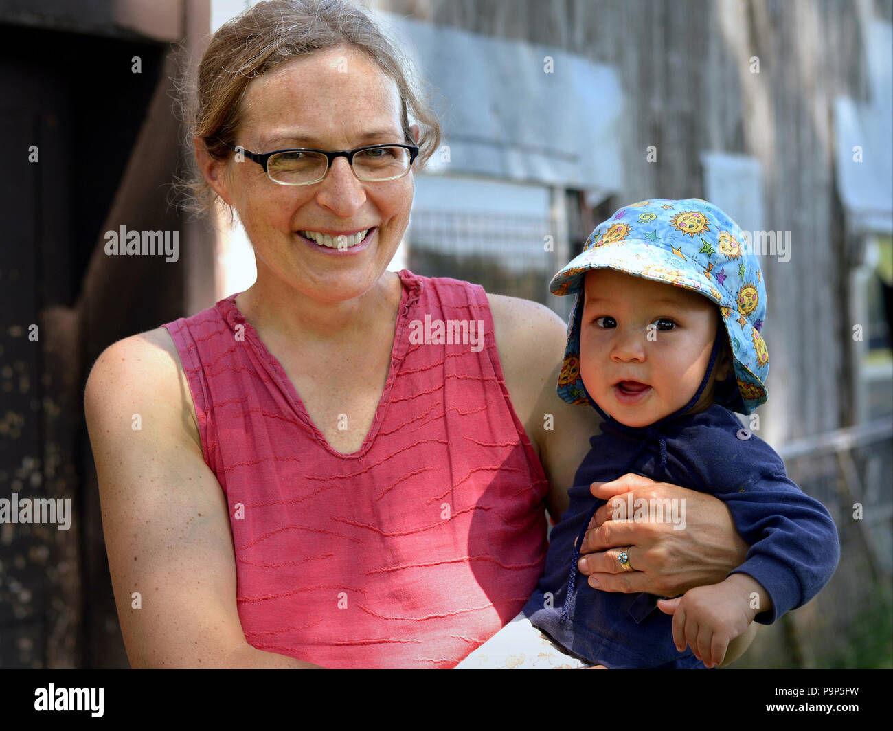 Feliz joven canadiense de la madre y su bebé varón de raza mixta a disfrutar del cálido verano en Ontario. Foto de stock