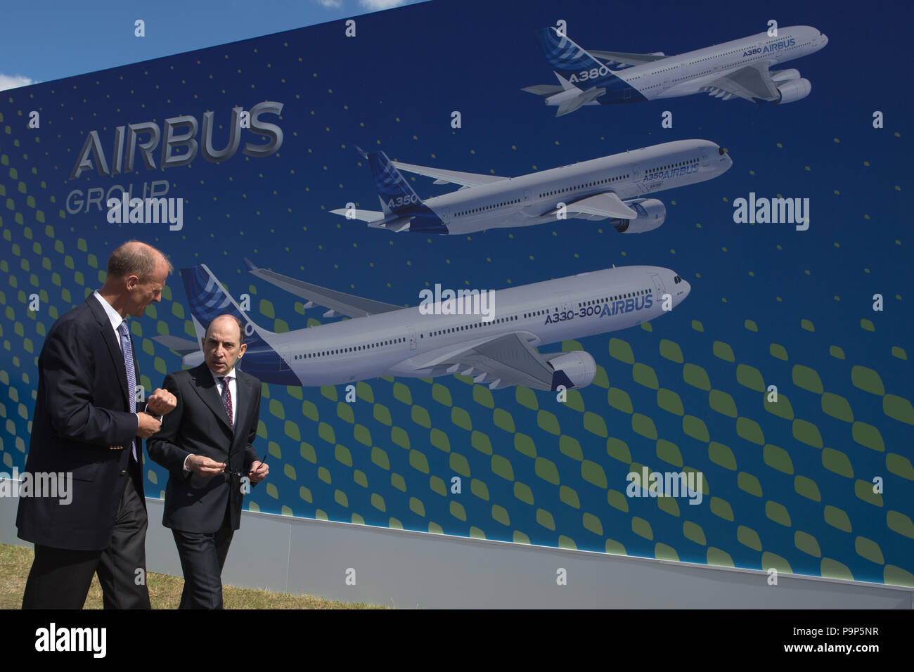 El CEO de Qatar Airways, Akbar Al Baker y Tom Enders, CEO de Airbus chat en grupo en el Salón Aeronáutico Internacional de Farnborough, Reino Unido Foto de stock