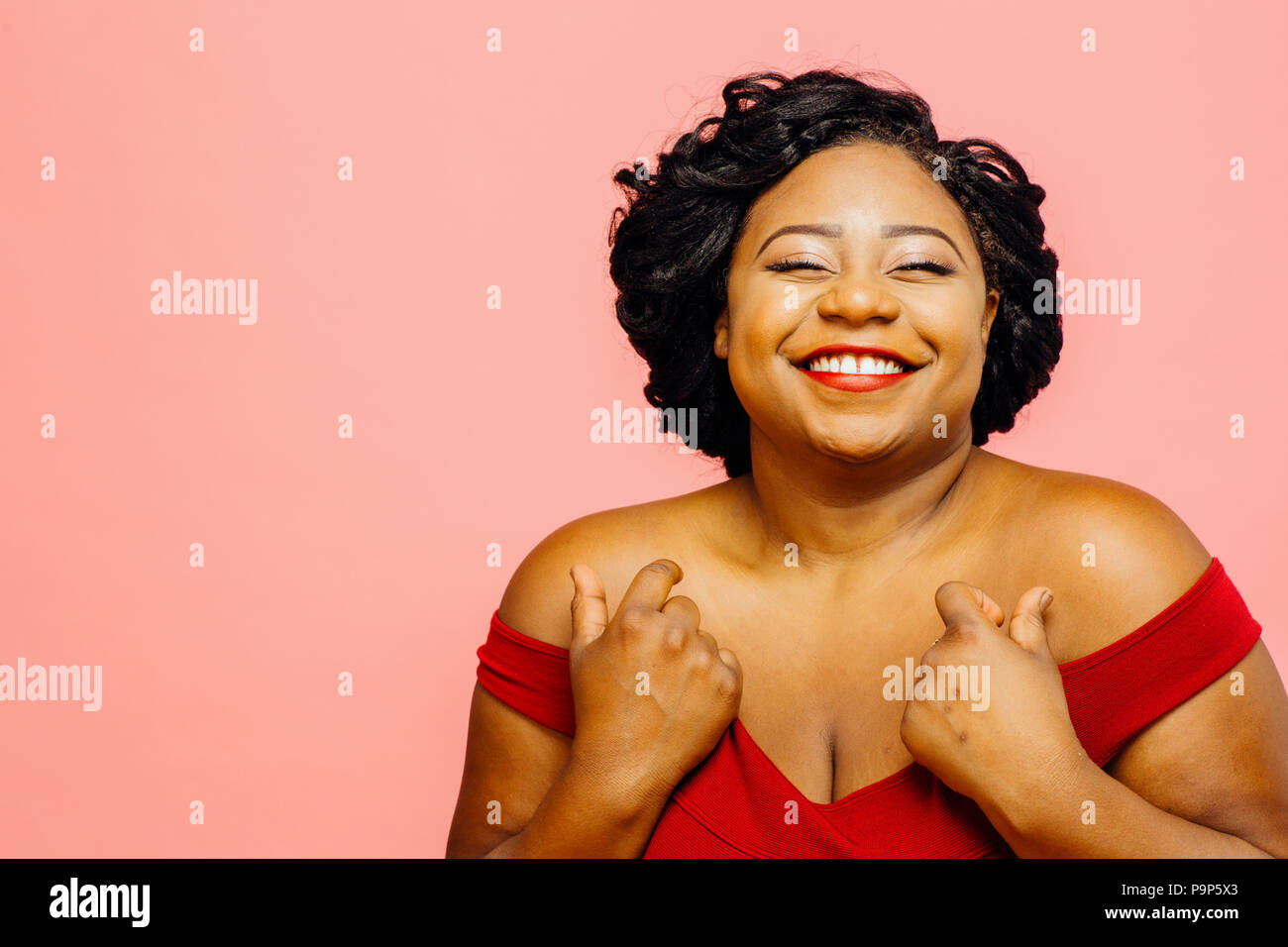 Pura alegría retrato de una mujer sonriente feliz con los ojos cerrados y una sonrisa mostrando los dientes Foto de stock