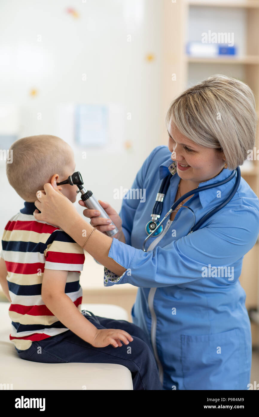 Médico examina kid's ear Foto de stock