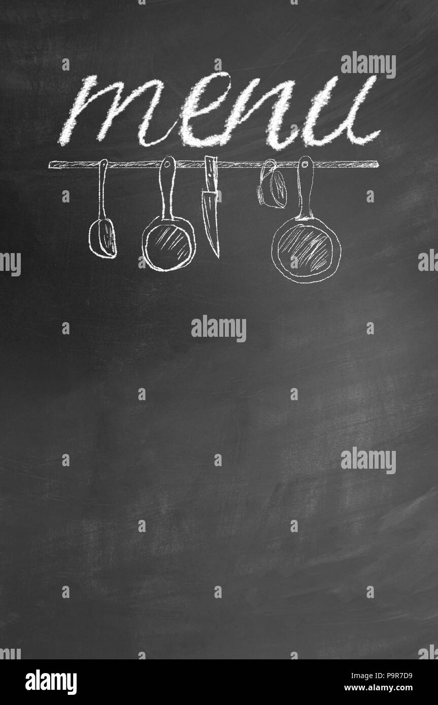 Menú texto de tiza y cocina herramientas dibujo en pizarra o pizarra como  la cocina del restaurante comida concepto con copia en blanco el espacio  Fotografía de stock - Alamy