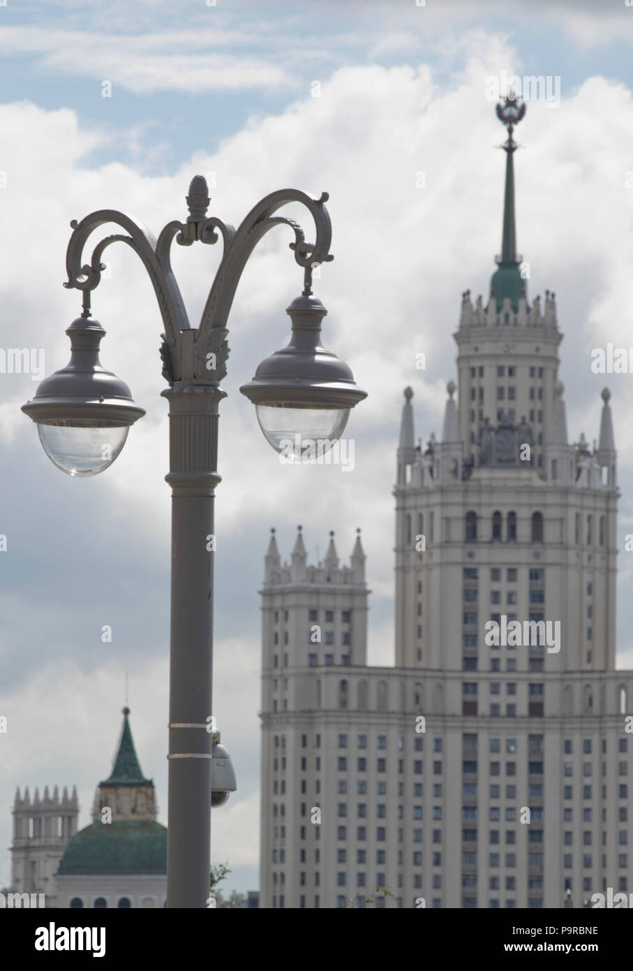 Vista de la Universidad Estatal de Moscú Lomonosov de la Plaza Roja, Moscú, Rusia Foto de stock