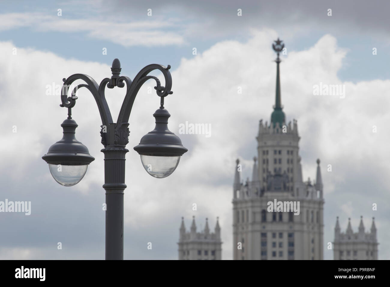 Vista de la Universidad Estatal de Moscú Lomonosov de la Plaza Roja, Moscú, Rusia Foto de stock