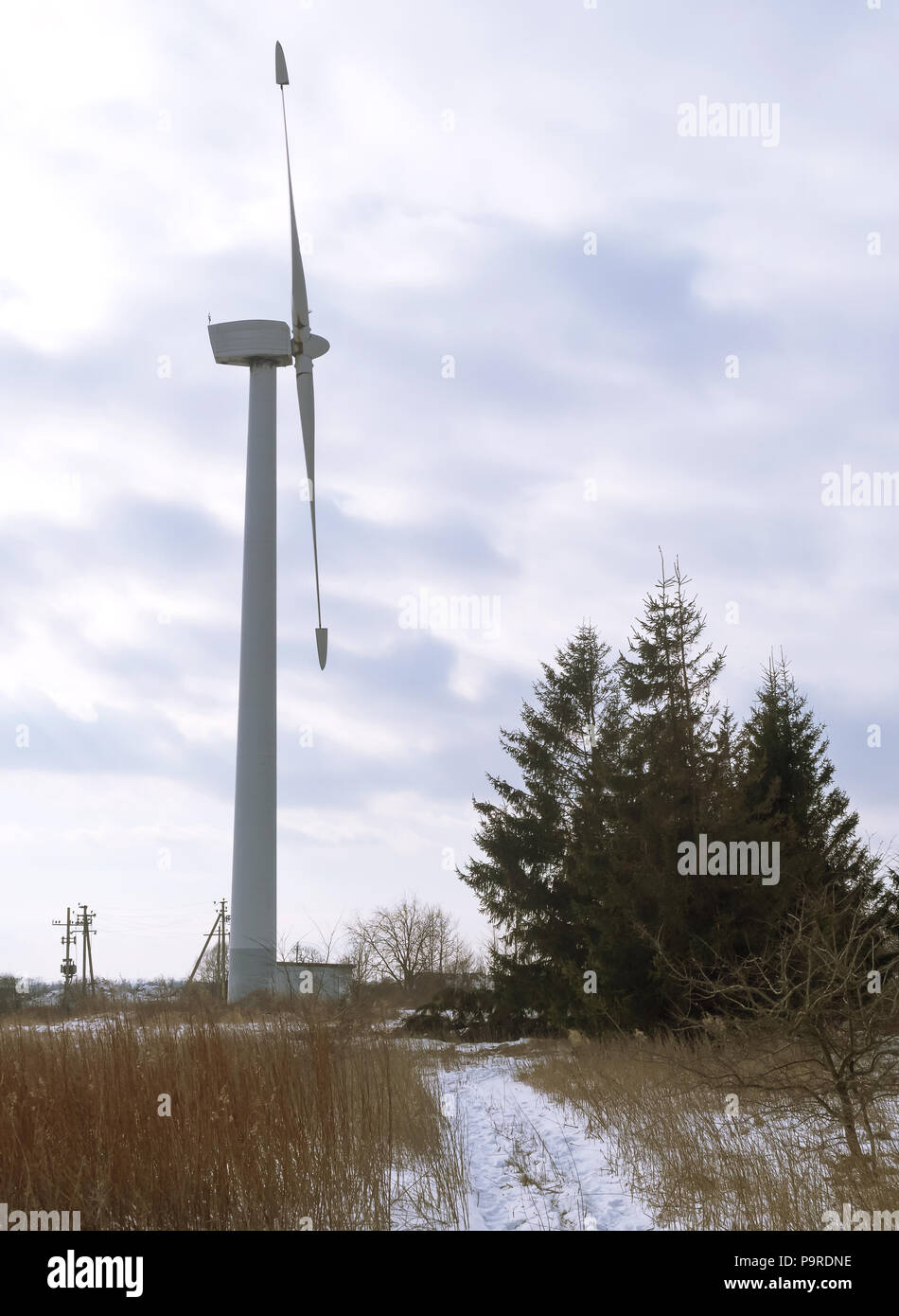 Generador de viento en el campo, planta de energía eólica en tiempo nublado Foto de stock