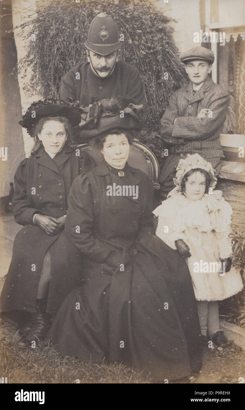 Vintage fotografía de un gendarme Eduardiana y su familia Foto de stock
