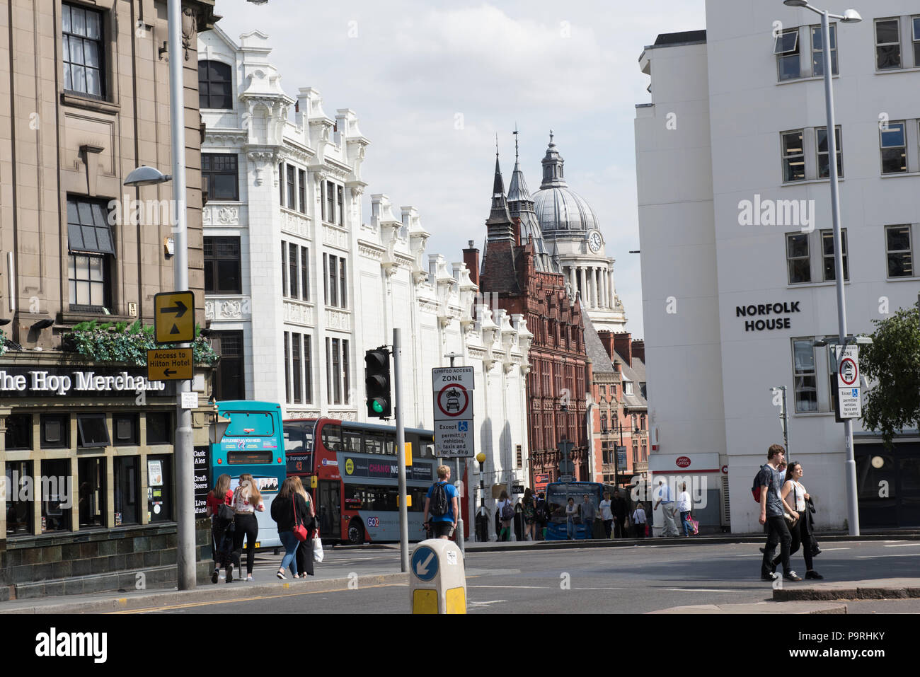 El cruce de la calle Sherwood Sur y Upper Parliament Street en la ciudad de Nottingham, Nottinghamshire Inglaterra Foto de stock