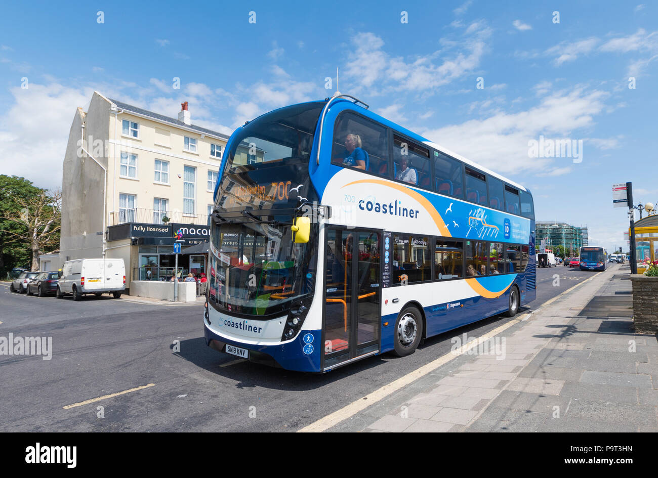 Nueva Stagecoach respetuosos con el medio ambiente número 700 bus Coastliner en Worthing, West Sussex, Inglaterra, Reino Unido. Foto de stock