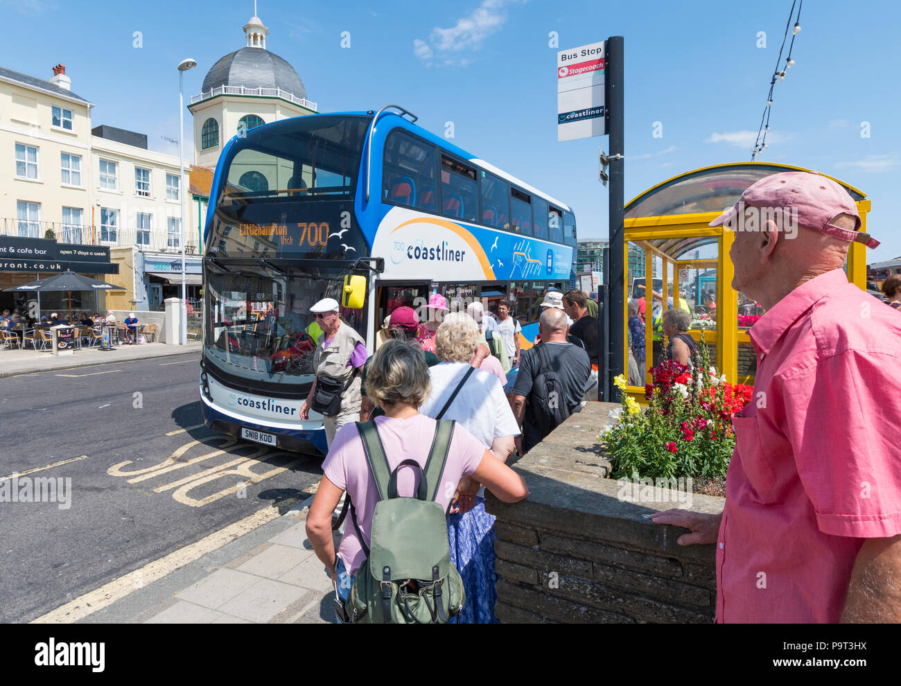 Las personas a bordo de un nuevo Stagecoach respetuosos con el medio ambiente número 700 bus Coastliner en verano en Worthing, West Sussex, Inglaterra, Reino Unido. Foto de stock