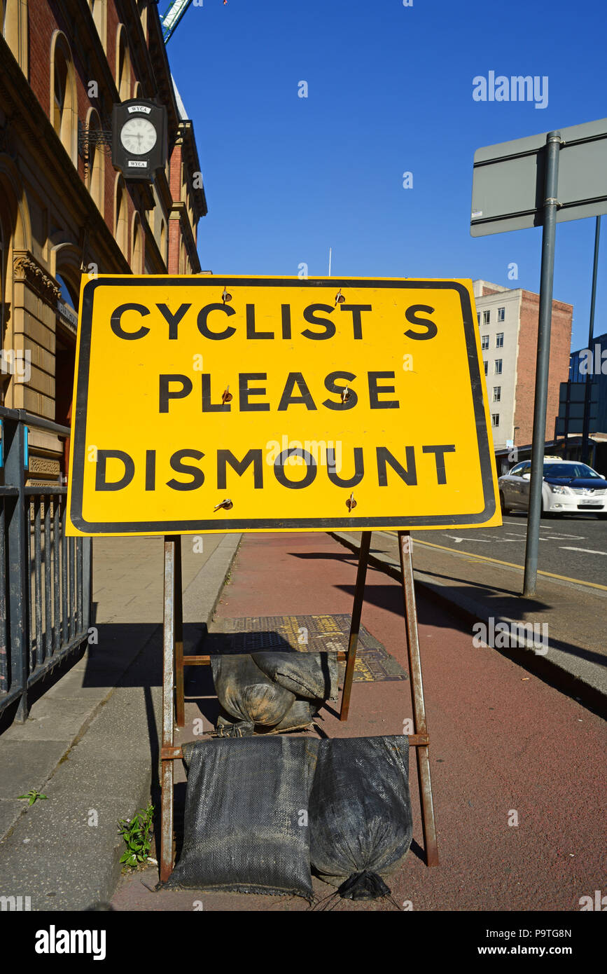 Los ciclistas por favor desmonte en la parte cerrada del ciclo super autopista de la ciudad de Leeds, Yorkshire, Reino Unido Foto de stock