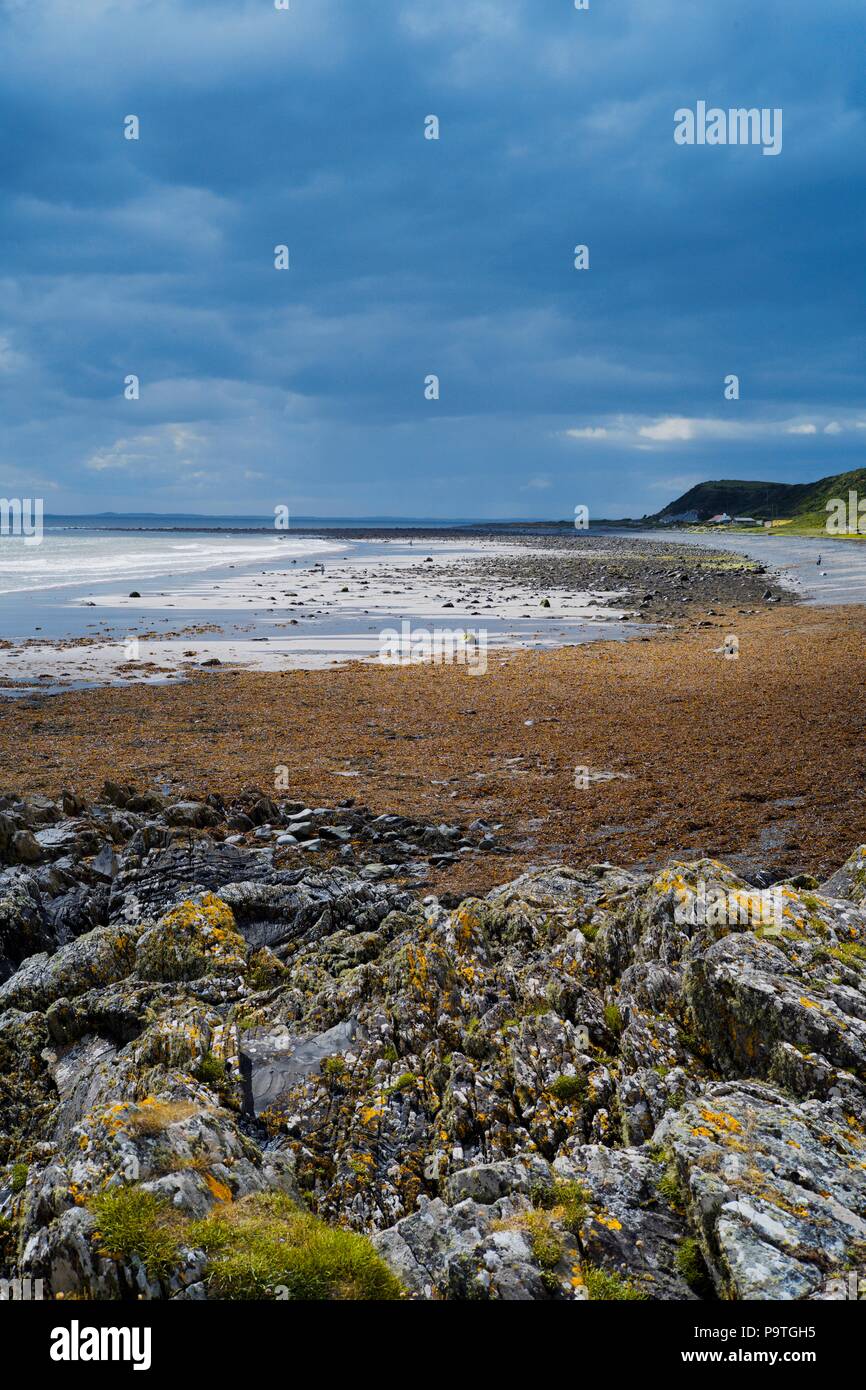 Monreith Beach, cerca del pueblo de Monreith, famoso por el autor Gavin Maxwell en Dumfries y Galloway, en el suroeste de Escocia Foto de stock