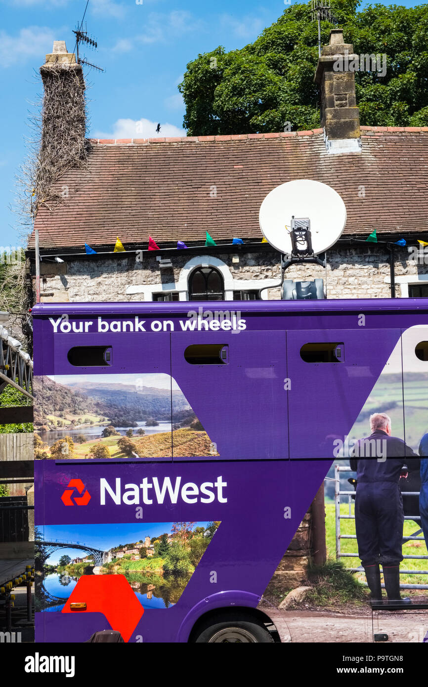 Mobile Nat West Bank en la aldea de Derbyshire Tideswell Foto de stock