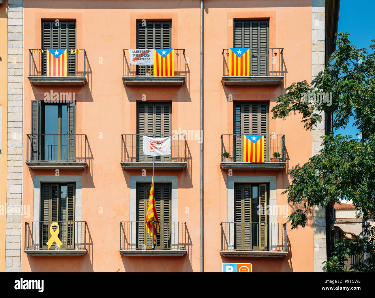 Cataluña Independencia Banderas En Los Balcones En Girona - 