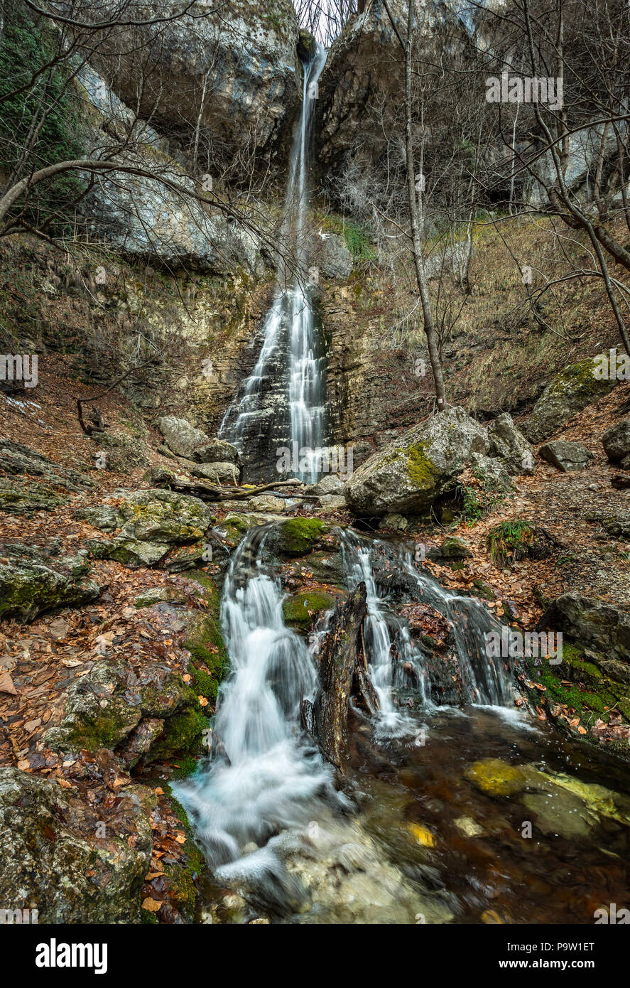 Cascada de San Giovanni y Vesola Creek, Abruzzo Foto de stock