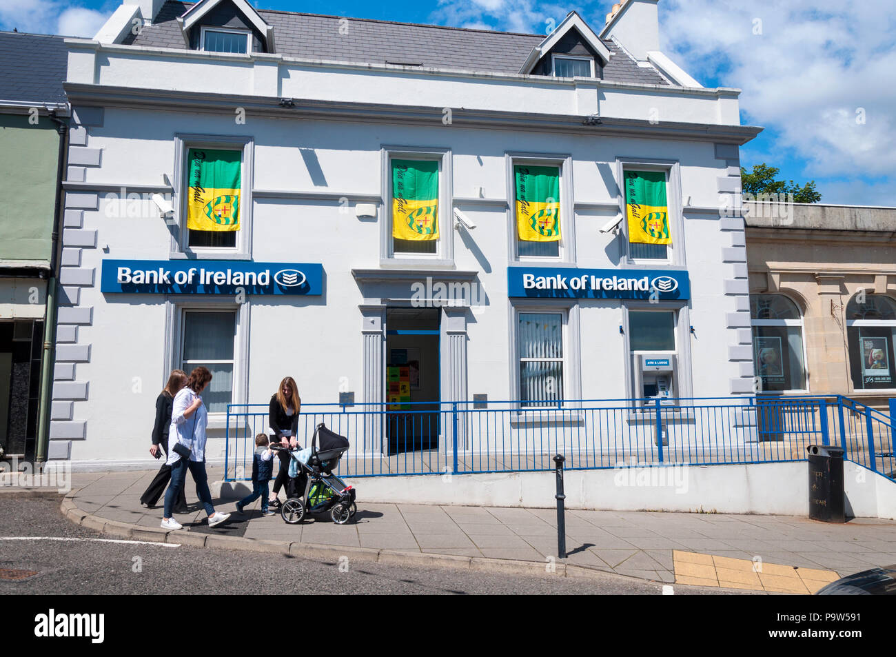 Sucursal del banco de Irlanda en Killybegs, Condado de Donegal, Irlanda Foto de stock