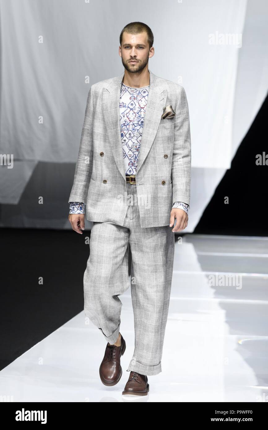 Los hombres Semana de la moda de Milán Primavera/Verano - Giorgio Armani - Catwalk Featuring: Modelo donde: Milán, Italia cuando: 18 Jun 2018 Crédito: IPA/WENN.com **Sólo para su publicación