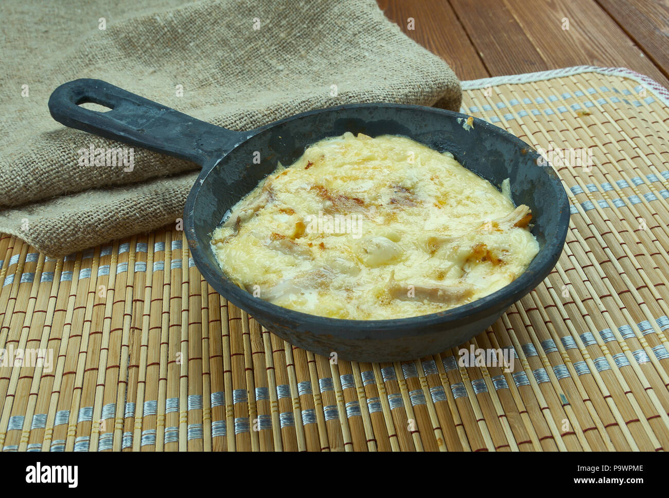 Fondue de Queso Mozzarella ahumado italiano , tradicionalmente la receta  llamaría a la mantequilla, la leche y las yemas de huevo Fotografía de  stock - Alamy