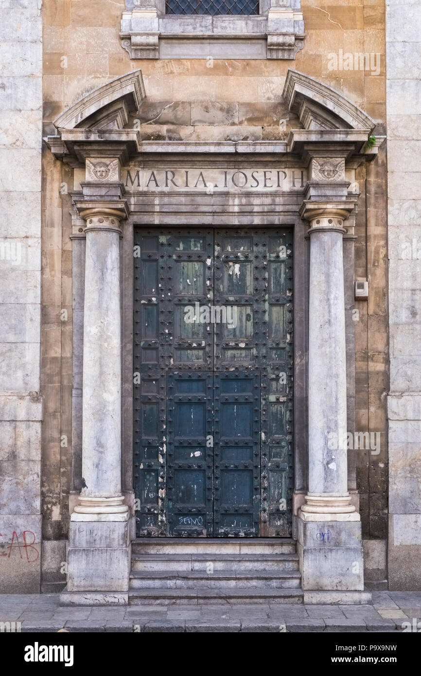 Una hermosa y antigua puerta ornamental en la Via Maqueda, Palermo, Sicilia, Italia, Europa Foto de stock