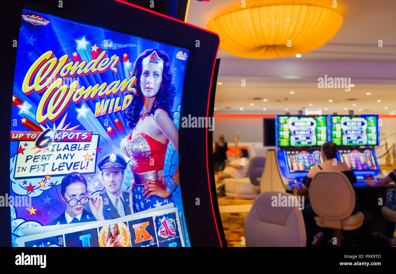 Máquinas de Juego de Las Vegas, en el casino del Hotel Tropicana, Las Vegas, Nevada, EE.UU. Foto de stock
