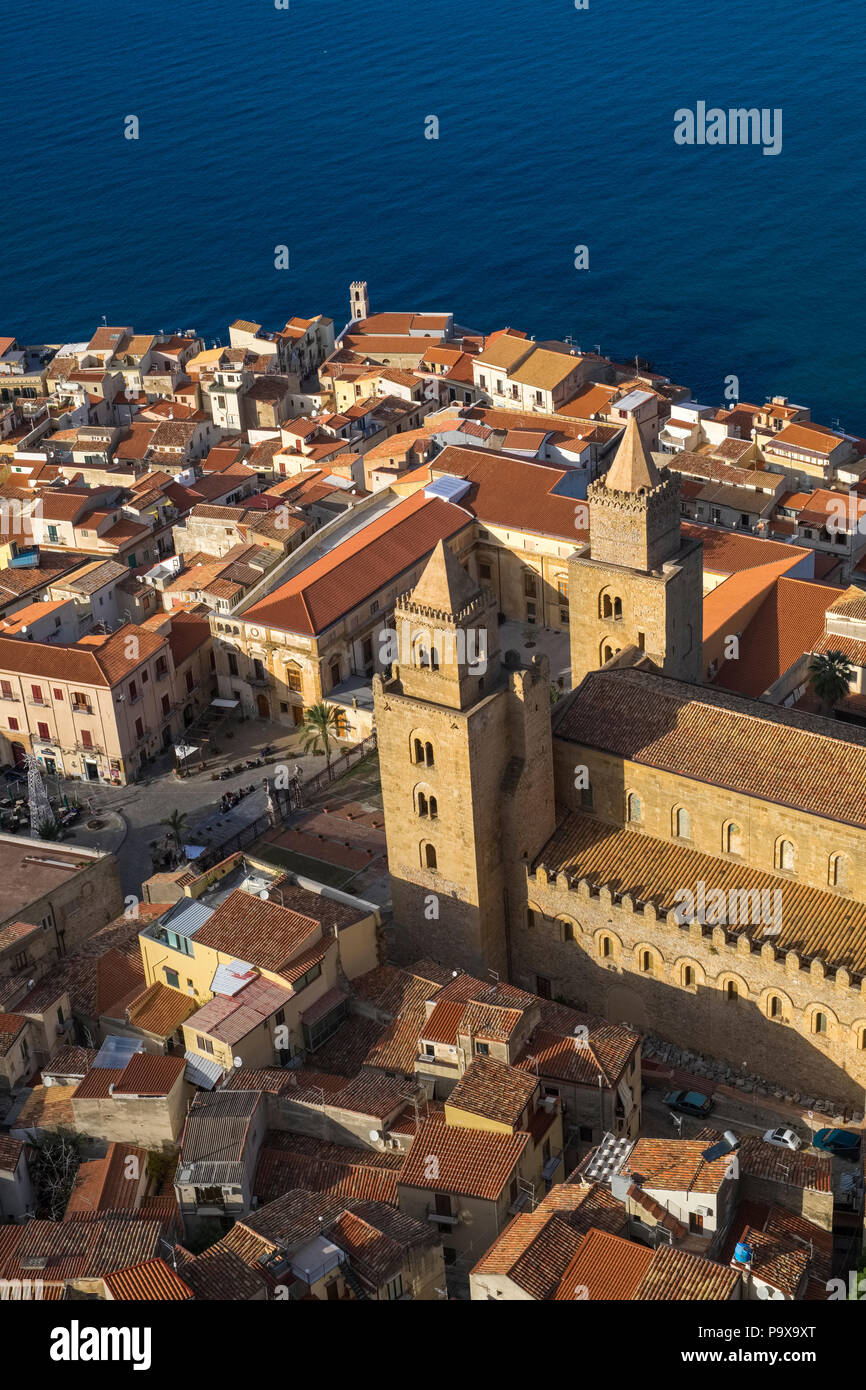 Vista aérea de las torres gemelas de la Catedral de Cefalu Cefalu, Sicilia, Italia, Europa Foto de stock
