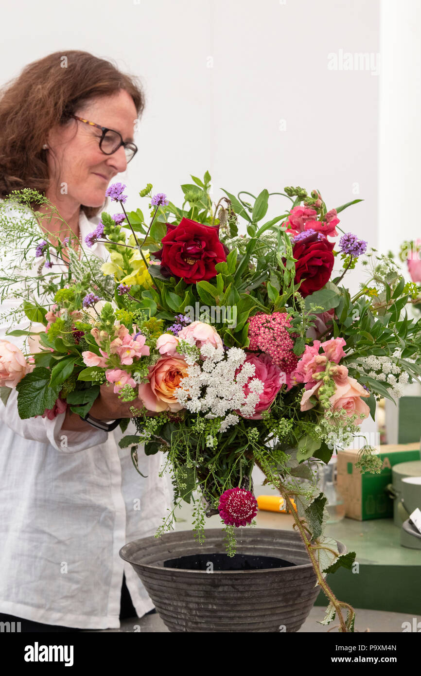 Mujer en un calado de arreglos florales con un ramo de flores en RHS Hampton Court Flower Show 2018. Londres. UK Foto de stock