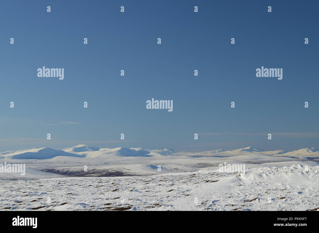 Las colinas cubiertas de nieve en el norte de las Tierras Altas de Escocia Foto de stock