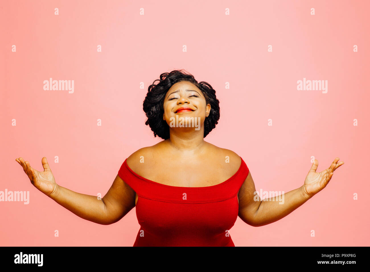 La vida es maravillosa/ Retrato de una mujer de confianza y satisfecha con ambas manos Foto de stock