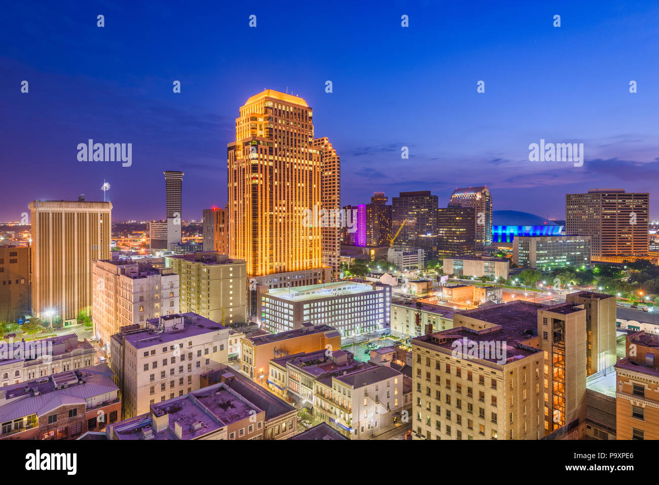 New Orleans, Louisiana, EE.UU. Centro de CBD skyline en la noche. Foto de stock