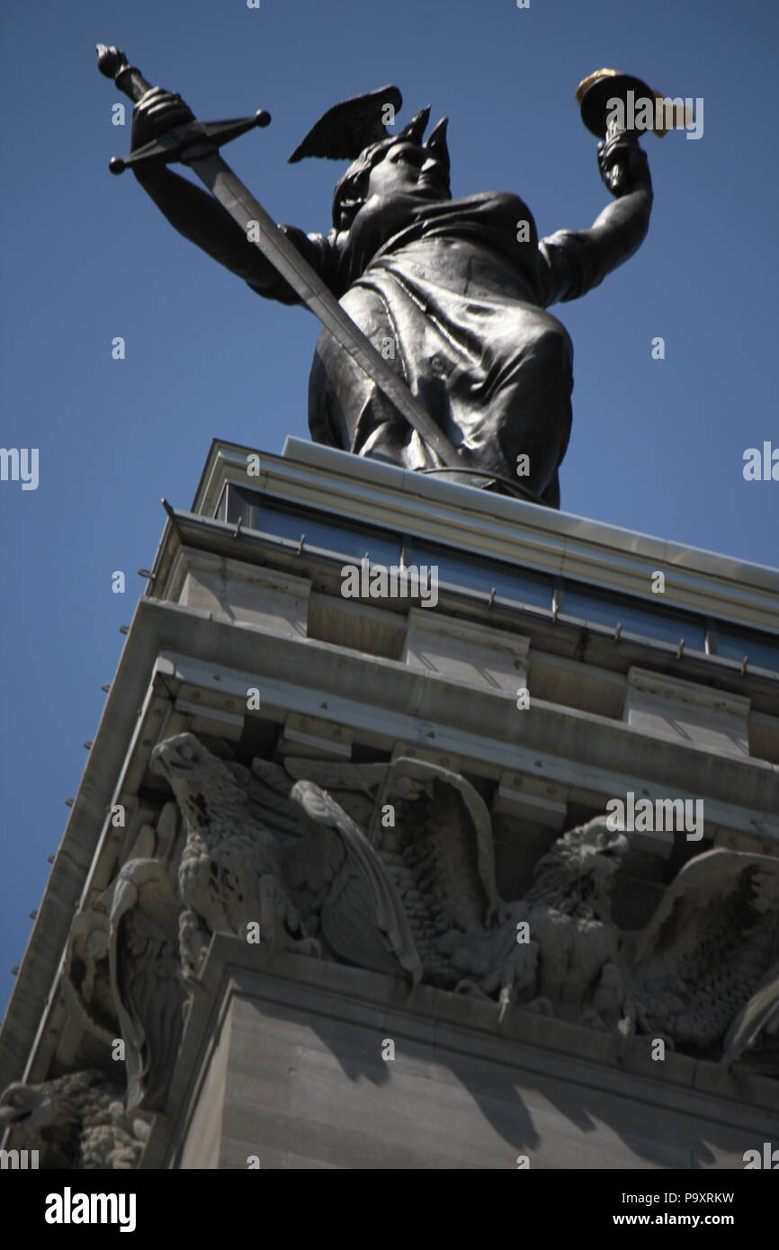 Victoria estatua coronando el soldado y marinero en el Monumento al Monument Circle en Indianapolis, Indiana en un soleado día de verano. Foto de stock