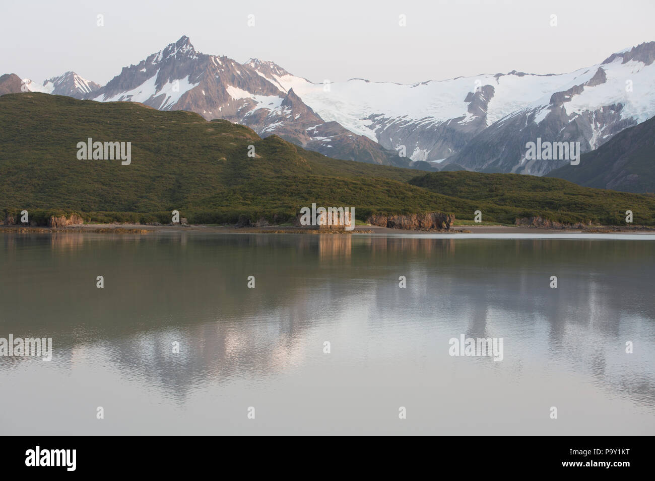 Amanecer en Puerto geográfico, Parque Nacional Katmai, Alaska Foto de stock