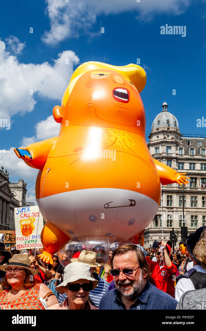 Manifestantes anti Trump llevan una "enojado Baby' Dirigible inflable burlarse del Presidente por las calles de Londres, Londres, Inglaterra Foto de stock